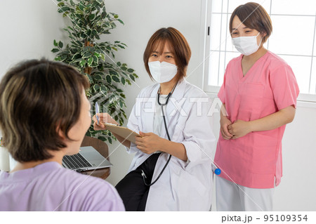 患者を問診する女医 患者を問診する女医 95109354