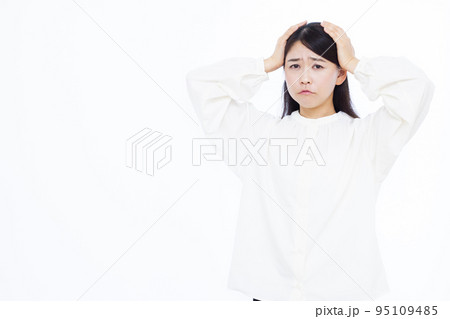 頭を抱えて悩む30代の女性 95109485