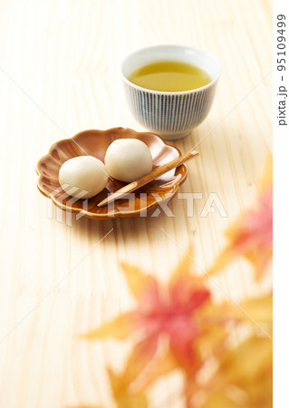 月見団子を木目バックで 月見団子を木目バックで 95109499