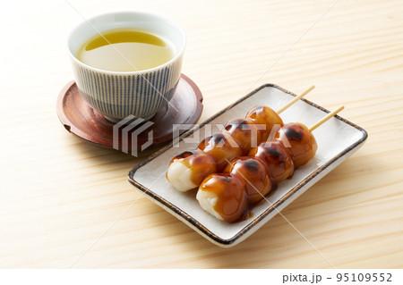 みたらし団子を木目バックで みたらし団子を木目バックで 95109552