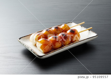みたらし団子を木目バックで みたらし団子を木目バックで 95109557