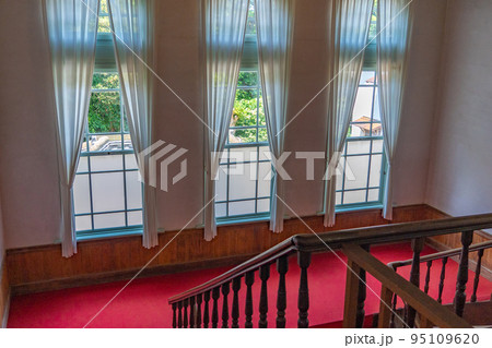 松江城 興雲閣の階段と窓(島根県松江市) 松江城 興雲閣の階段と窓(島根県松江市) 95109620