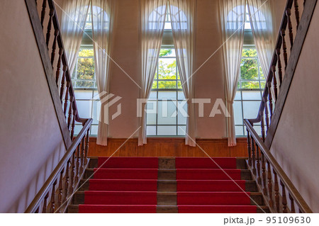 松江城　興雲閣の階段と窓（島根県松江市） 95109630