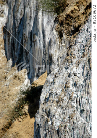 Salt deposit, a sedimentary geological strata Salt deposit, a sedimentary geological strata 95109672