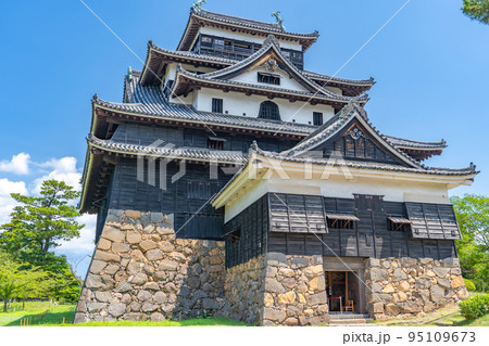 青空の松江城 天守閣(島根県松江市) 青空の松江城 天守閣(島根県松江市) 95109673