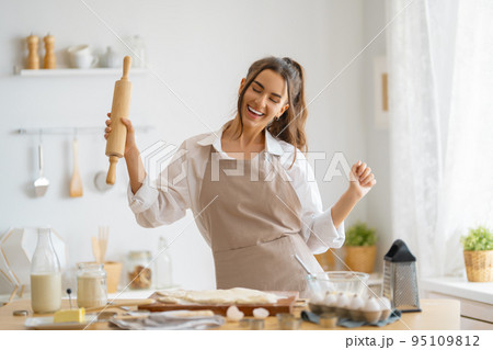 woman is preparing bakery 95109812