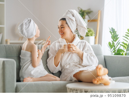 Mother and daughter after a bath Mother and daughter after a bath 95109870