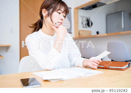 若い女性 リビング 家計簿 若い女性 リビング 家計簿 95110282