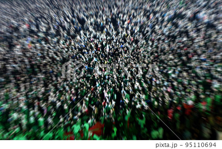 Zoom in effect on a blurred crowdの写真素材 [95110694] - PIXTA