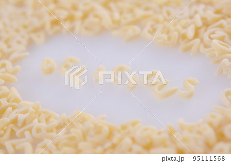 アルファベットをかたどったパスタ 95111568
