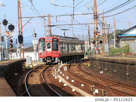 南海電鉄高野線『紀伊清水駅』ホームを発車した上り電車 南海電鉄高野線『紀伊清水駅』ホームを発車した上り電車 95111623
