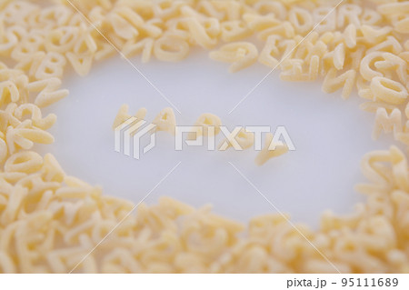 アルファベットをかたどったパスタ 95111689