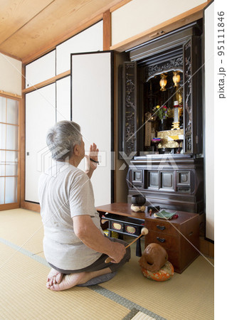 お経、日本人高齢者の日常、毎日のお勤め、 95111846