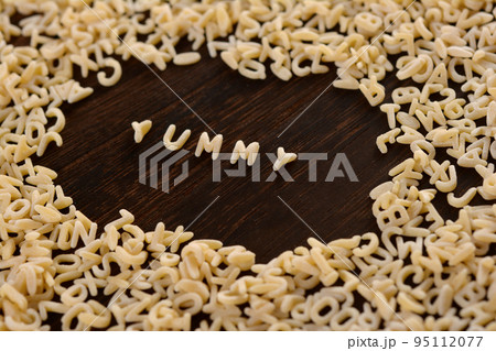 アルファベットをかたどったパスタ 95112077