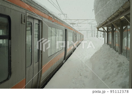大雪の近江長岡駅に停車するJR東海313系普通列車 95112378