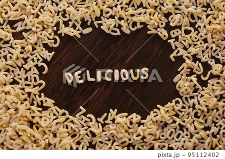 アルファベットをかたどったパスタ 95112402