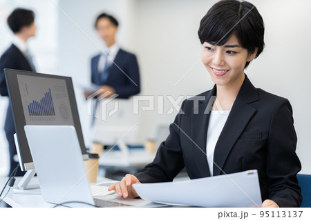 オフィスで働くビジネスウーマン オフィスで働くビジネスウーマン 95113137