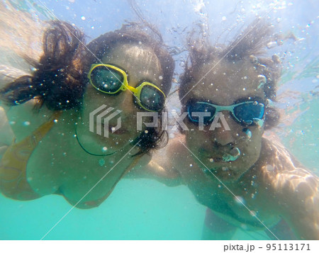 Couple having fun underwater in the sea 95113171