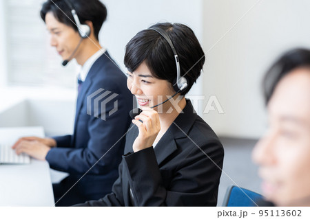 コールセンターで働く若いビジネスマン コールセンターで働く若いビジネスマン 95113602