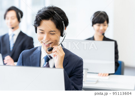 コールセンターで働く若いビジネスマン コールセンターで働く若いビジネスマン 95113604