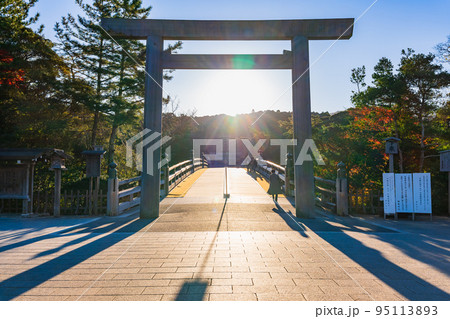 伊勢神宮　内宮　宇治橋鳥居から昇る朝日 95113893