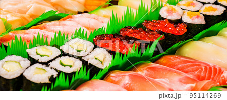 デリバリー で 宅配寿司 を お取り寄せ する　【 お寿司 の 出前 の イメージ 】 95114269