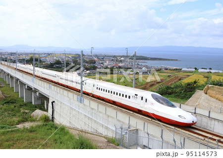 開業した西九州新幹線・長崎・武雄温泉を結ぶN700S「かもめ」1 95114573