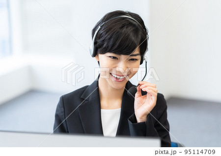 コールセンターで働く若いビジネスウーマン 95114709