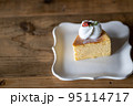 テーブルの上のケーキ（チーズケーキ）（スフレ） 95114717