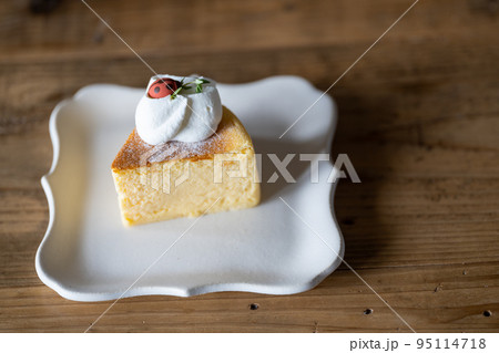 テーブルの上のケーキ(チーズケーキ)(スフレ) テーブルの上のケーキ(チーズケーキ)(スフレ) 95114718
