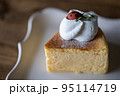 テーブルの上のケーキ（チーズケーキ）（スフレ） 95114719