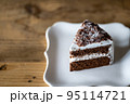 テーブルの上のケーキ（ガトーショコラ）（チョコレートケーキ） 95114721