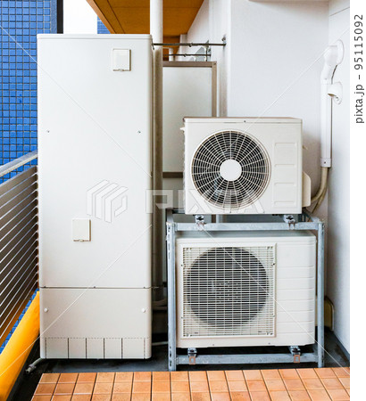 エコキュート で 節電 して 冬 を乗り切る　【 電気 給湯器 の イメージ 】 95115092