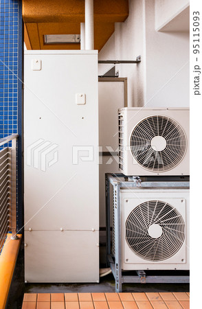 エコキュート で 節電 して 冬 を乗り切る　【 電気 給湯器 の イメージ 】 95115093