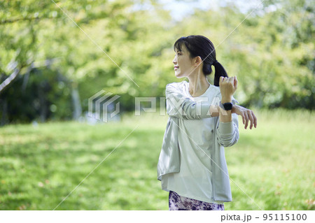 公園で運動をする若い日本人女性 95115100