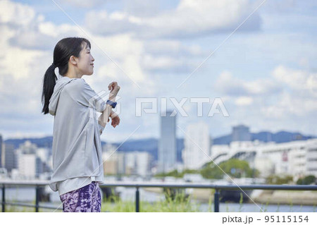 屋外で運動する若い日本人女性 95115154