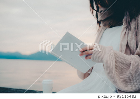 朝焼けが綺麗な女性の写真 朝焼けが綺麗な女性の写真 95115482