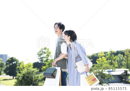 ショッピングを楽しむ夫婦 95115575