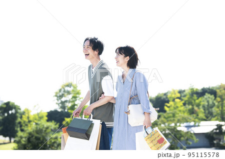 ショッピングを楽しむ夫婦 95115578