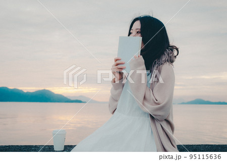 朝焼けが綺麗な女性の写真 朝焼けが綺麗な女性の写真 95115636