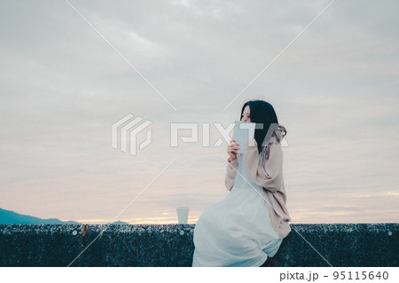 朝焼けが綺麗な女性の写真 95115640