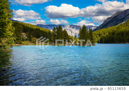 Two Jack Lake in Banff National Park, Canada 95115650