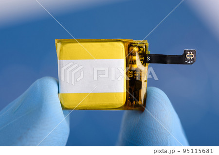 Very small rechargeable lithium Li-ion battery with connector for smart watch or wearable Very small rechargeable lithium Li-ion battery with connector for smart watch or wearable 95115681