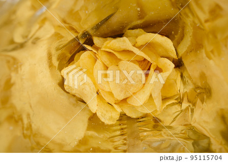 Crispy potato chips with salt inside foil bag package Crispy potato chips with salt inside foil bag package 95115704