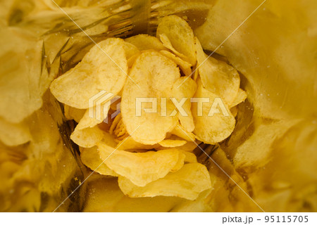 Crispy potato chips with salt inside foil bag package 95115705