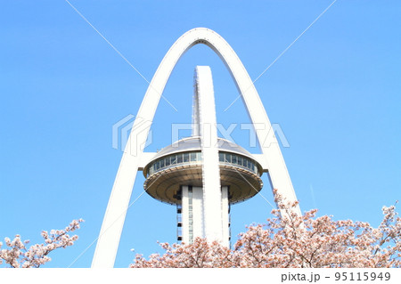 一宮市、ツインアーチ138と満開の桜の風景 95115949