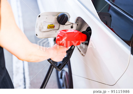 ガソリンスタンド で ガソリン を 給油 する 【 原油 高騰 の イメージ 】 ガソリンスタンド で ガソリン を 給油 する 【 原油 高騰 の イメージ 】 95115986
