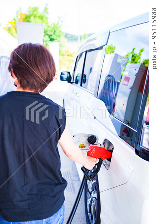 ガソリンスタンド で ガソリン を 給油 する 【 原油 高騰 の イメージ 】 ガソリンスタンド で ガソリン を 給油 する 【 原油 高騰 の イメージ 】 95115988