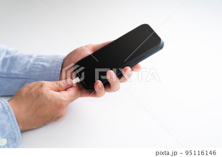 スマートフォンを充電する男性の手 95116146