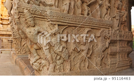 Carved war Scene on the Pillars Shesharayar Mandapam, Sri Ranganathaswamy Temple, Srirangam, Trichy, Tamil Nadu, India Carved war Scene on the Pillars Shesharayar Mandapam, Sri Ranganathaswamy Temple, Srirangam, Trichy, Tamil Nadu, India 95116463